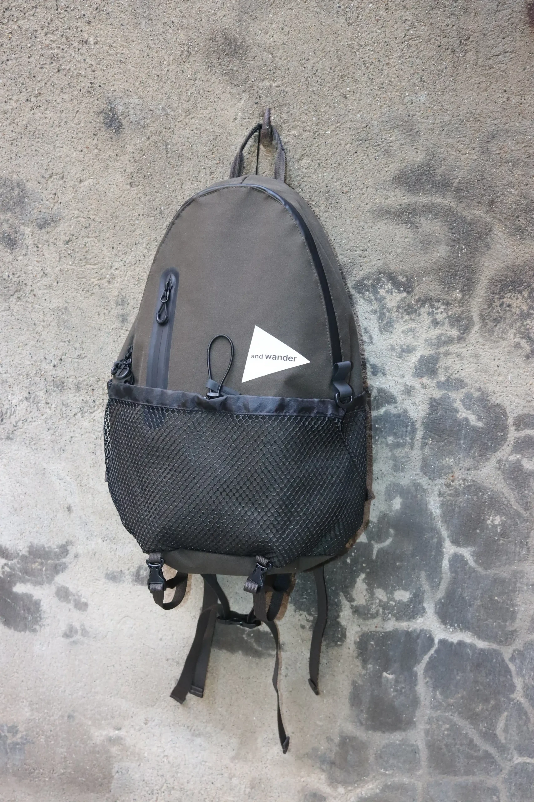 And Wander – PE/CO 20L Daypack – D.Khaki181 3 And Wander – PE/CO 20L Daypack – D.Khaki181