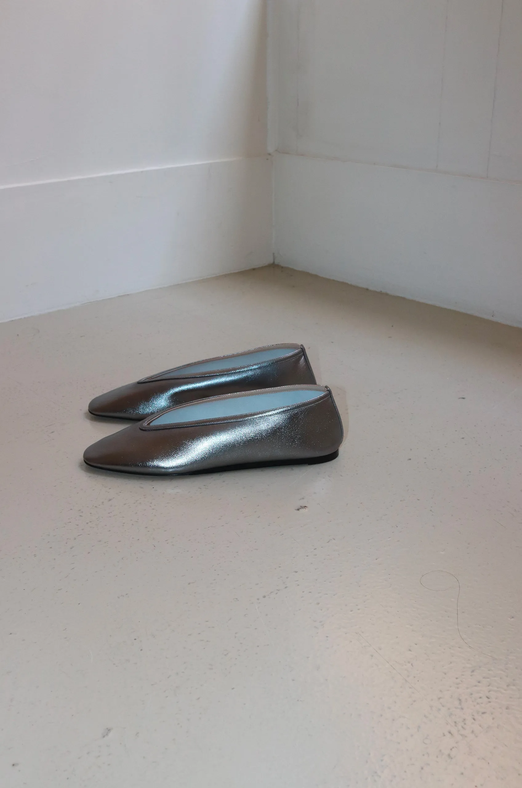 Le Monde Béryl – Luna Slipper Leather – Silver 4 Le Monde Béryl – Luna Slipper Leather – Silver – Image 2