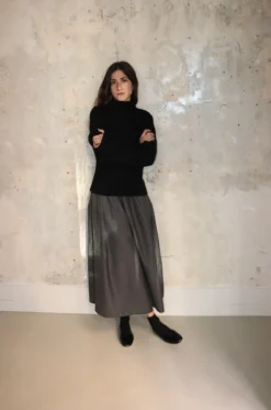 Whiteread – Jumper 02 – Ebony