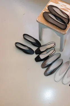 Le Monde Béryl – Luna Slipper Leather – Black