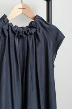 Toogood – The Magician Dress – Charcoal 12 Toogood – The Magician Dress – Charcoal -Salomon Boutique rdv 173 scaled 1