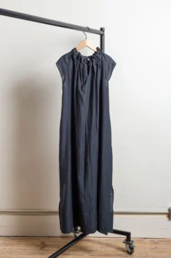 Toogood – The Magician Dress – Charcoal 13 Toogood – The Magician Dress – Charcoal -Salomon Boutique rdv 174 scaled 1