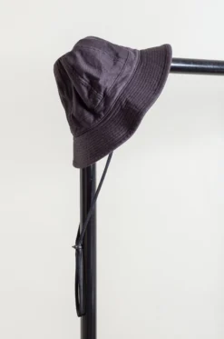 Câbleami – Baker Back Satin Metro Hat With Strap – Black