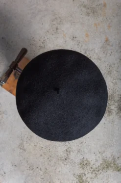 Câbleami – Basque Beret 10.5 Inch 026-23AW – Black 8 Câbleami – Basque Beret 10.5 Inch 026-23AW – Black -Salomon Boutique rdv 29 scaled 2