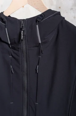 And Wander – Light Stretch Shell Jacket – Black -Salomon Boutique rdv andwander 25 scaled 1