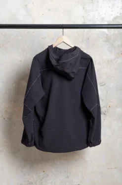 And Wander – Light Stretch Shell Jacket – Black -Salomon Boutique rdv andwander 26 scaled 1