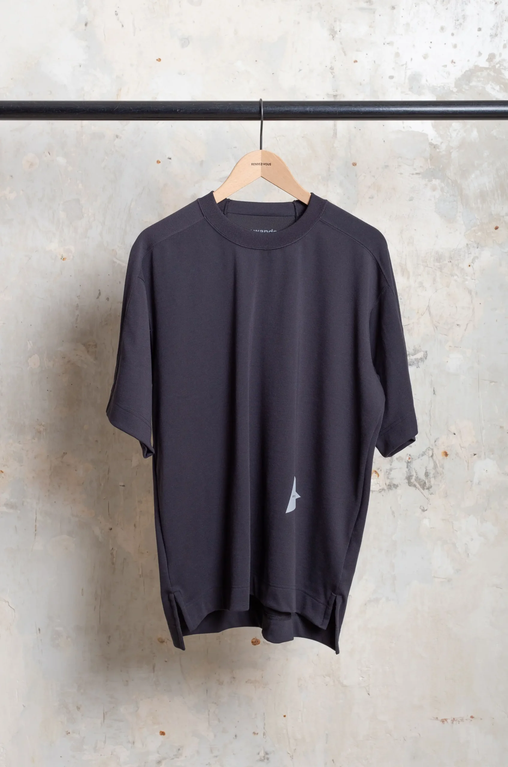 And Wander – Seamless SS T – Black 4 And Wander – Seamless SS T – Black – Image 2