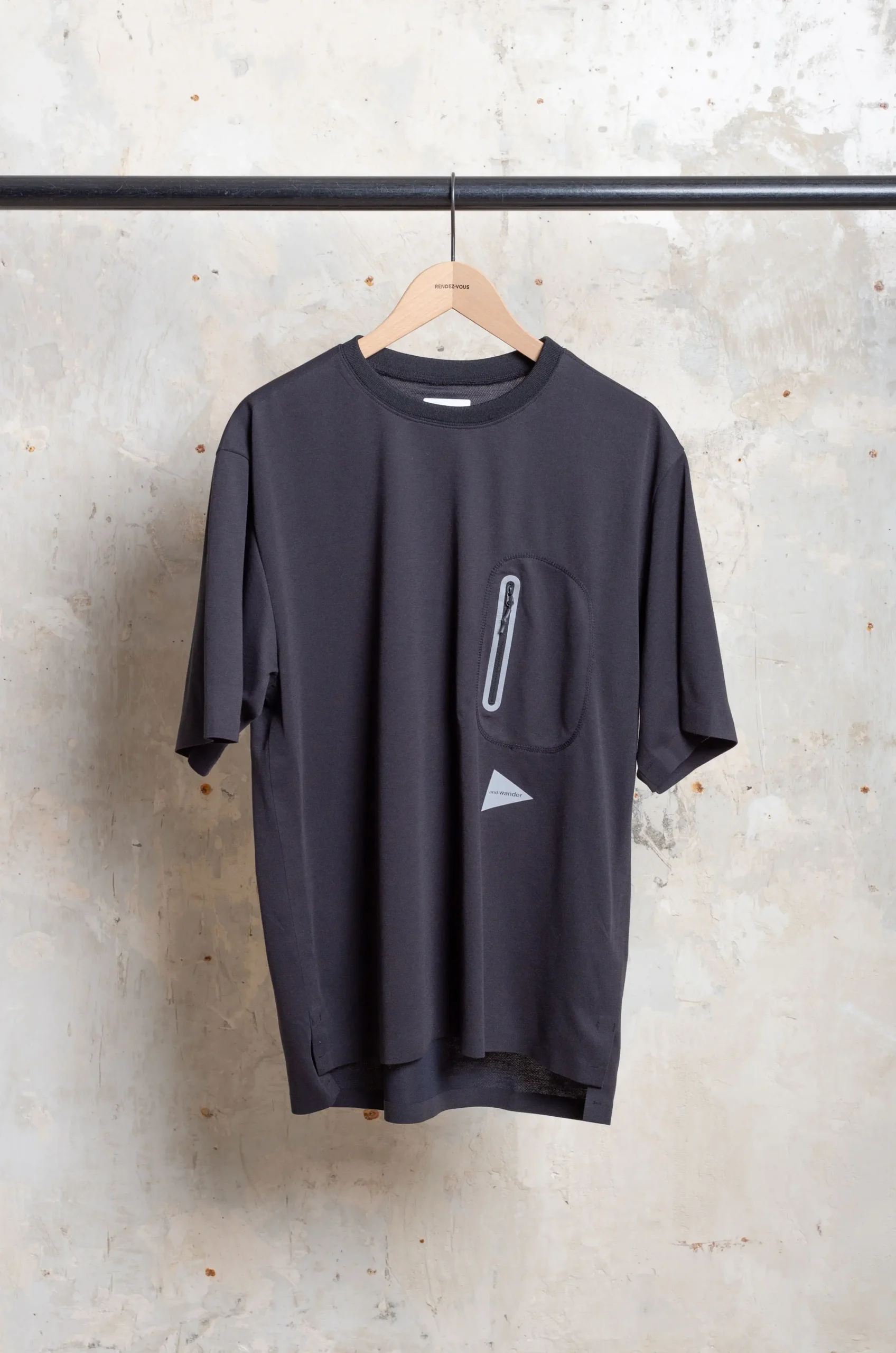 And Wander – Seamless SS T – Black 3 And Wander – Seamless SS T – Black