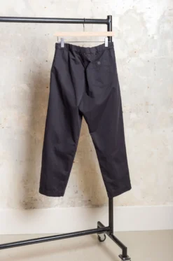 Casey Casey – Jude Pant Military Twill 22HP216 – Black -Salomon Boutique rdv apuntob 70 scaled 1