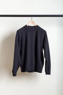 Arpenteur – Source Round Collar Sweater – Black -Salomon Boutique rdv arpenteur 10 1 scaled 1
