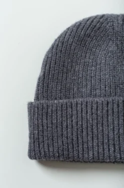 Arpenteur – Vicko Beanie – Charcoal -Salomon Boutique rdv arpenteur 20 scaled 1
