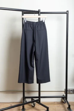 ATON – Wide Easy Pants PRAGCM0110 – Black -Salomon Boutique rdv aton 08 scaled 1