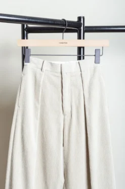 ATON – Tucked Wide Pants PRAGCW0806 – Warm White -Salomon Boutique rdv aton 14 scaled 1