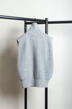 ATON – Zipped Up Vest KRAGCW0911 – Light Grey -Salomon Boutique rdv aton 34 scaled 1