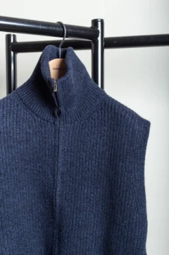 ATON – Zipped Up Vest KRAGCW0911 – Navy -Salomon Boutique rdv aton 44 scaled 1