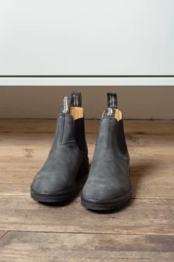 Blundstone – Women Classic Chelsea Boots – Rustic Black 9 Blundstone – Women Classic Chelsea Boots – Rustic Black -Salomon Boutique rdv blundstone 02 1 scaled 1
