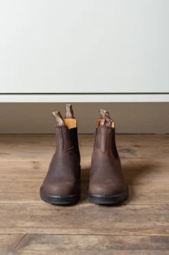 Blundstone – Women Classic Chelsea Boots – Seal Brown 11 Blundstone – Women Classic Chelsea Boots – Seal Brown -Salomon Boutique rdv blundstone 05 scaled 1