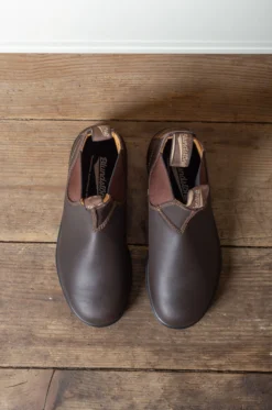 Blundstone – Women Classic Chelsea Boots – Walnut Brown 11 Blundstone – Women Classic Chelsea Boots – Walnut Brown -Salomon Boutique rdv blundstone 06 scaled 1