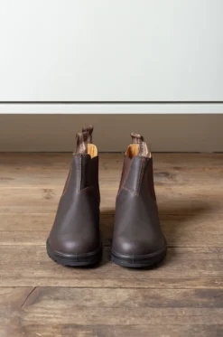Blundstone – Women Classic Chelsea Boots – Walnut Brown 10 Blundstone – Women Classic Chelsea Boots – Walnut Brown -Salomon Boutique rdv blundstone 07 scaled 1