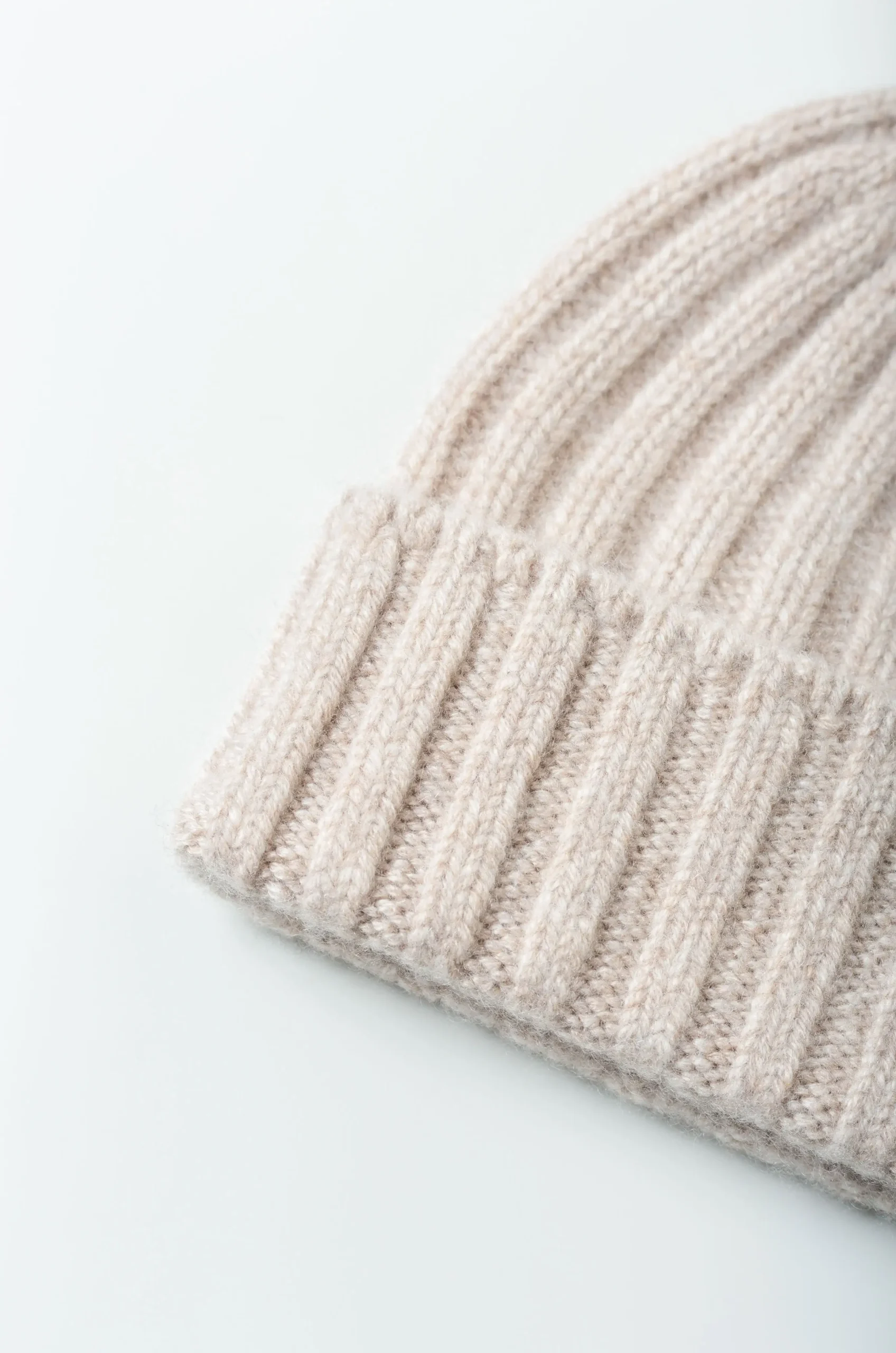Câbleami – Cashmere 2X2 RIB W/CAP – L.t Beige 4 Câbleami – Cashmere 2X2 RIB W/CAP – L.t Beige – Image 2