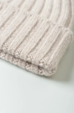 Câbleami – Cashmere 2X2 RIB W/CAP – L.t Beige 7 Câbleami – Cashmere 2X2 RIB W/CAP – L.t Beige -Salomon Boutique rdv cableami 21 scaled 1