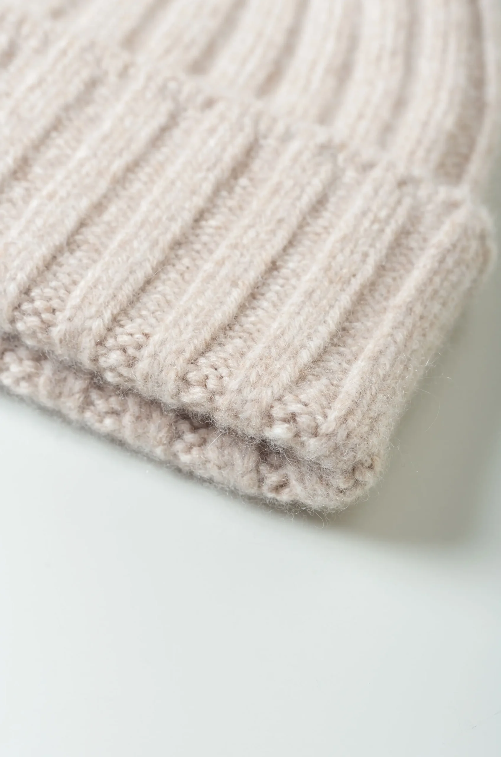 Câbleami – Cashmere 2X2 RIB W/CAP – L.t Beige 5 Câbleami – Cashmere 2X2 RIB W/CAP – L.t Beige – Image 3