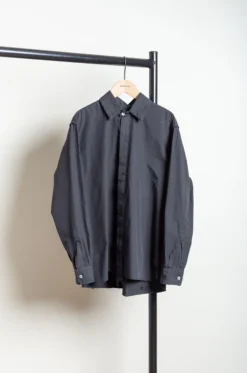 CAMIEL FORTGENS – Inside-Out Basic Shirt – Black -Salomon Boutique rdv camiel 25 scaled 1