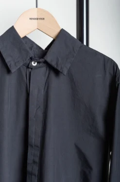 CAMIEL FORTGENS – Inside-Out Basic Shirt – Black -Salomon Boutique rdv camiel 26 scaled 1