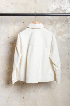 Casey Casey – Julie Jacket Wiggle 22FV234 – Off White 11 Casey Casey – Julie Jacket Wiggle 22FV234 – Off White -Salomon Boutique rdv casey 11 1 scaled 1