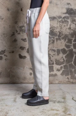 Casey Casey – Felix Pant 21FP196 – Concrete -Salomon Boutique rdv casey 34 scaled 1