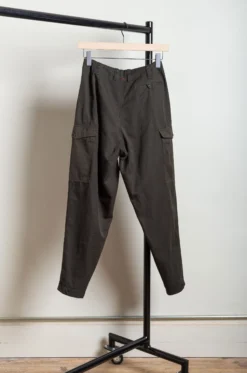 Casey Casey – Mupo Pant 23FP222 – Dark Khaki 10 Casey Casey – Mupo Pant 23FP222 – Dark Khaki -Salomon Boutique rdv casy men 03 scaled 1