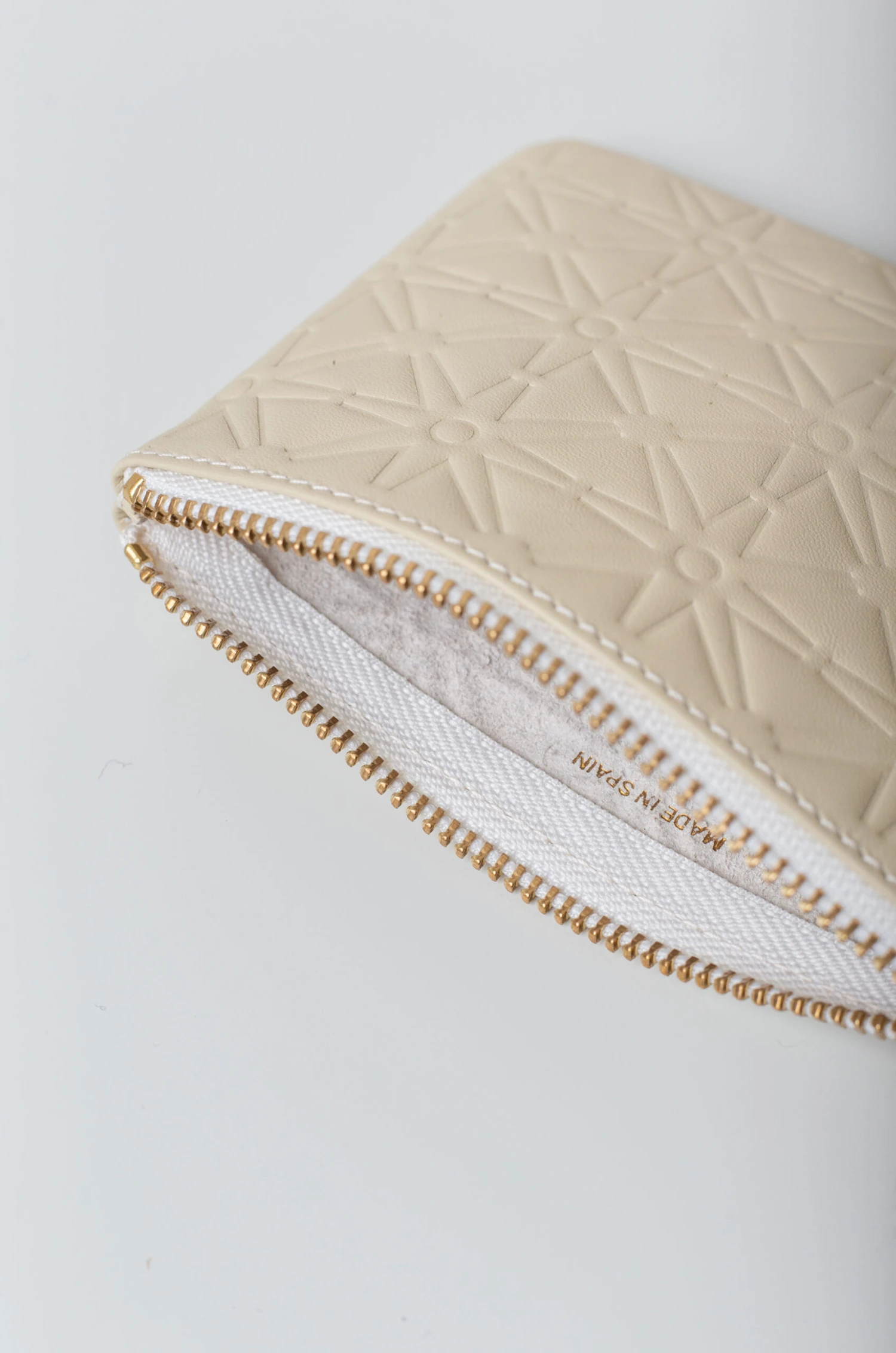 Comme Des Garçons – Wallet Embossed Line SA810E – Ecru 3 Comme Des Garçons – Wallet Embossed Line SA810E – Ecru