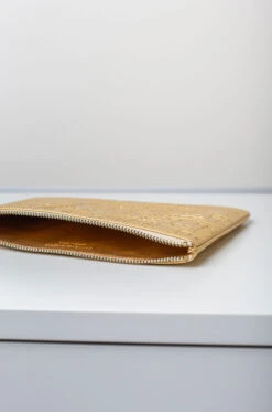 Comme Des Garçons – Wallet Logotype SA5100EG – Gold 9 Comme Des Garçons – Wallet Logotype SA5100EG – Gold -Salomon Boutique rdv cdg 105 scaled 1