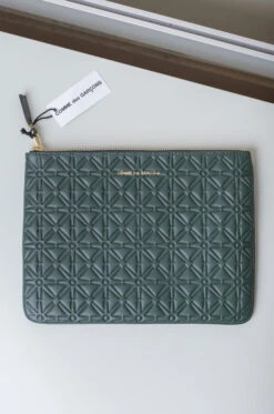 Comme Des Garçons – Wallet Embossed Line SA510E – Bottle Green -Salomon Boutique rdv cdg 114 scaled 1