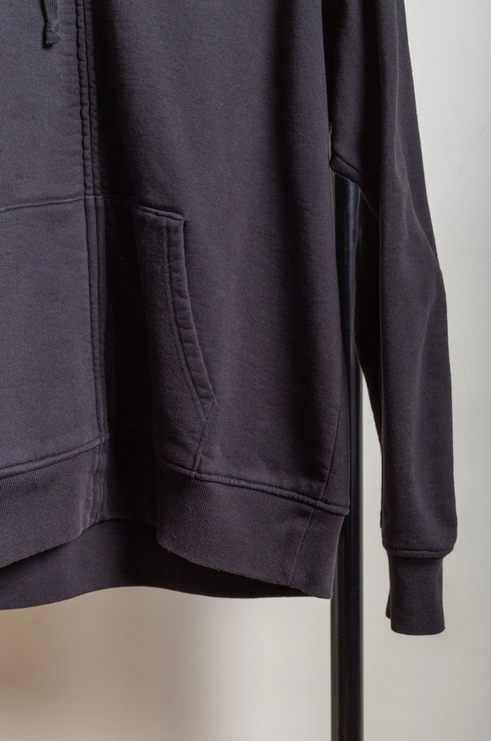 Comoli – Hoodie Z01-05004 – Fade Black 6 Comoli – Hoodie Z01-05004 – Fade Black – Image 4