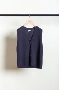 C.T. Plage – Ladies V-neck Sleeveless Cardigan – CT25108-75- B.Navy 10 C.T. Plage – Ladies V-neck Sleeveless Cardigan – CT25108-75- B.Navy -Salomon Boutique rdv ct plage 29 scaled 1