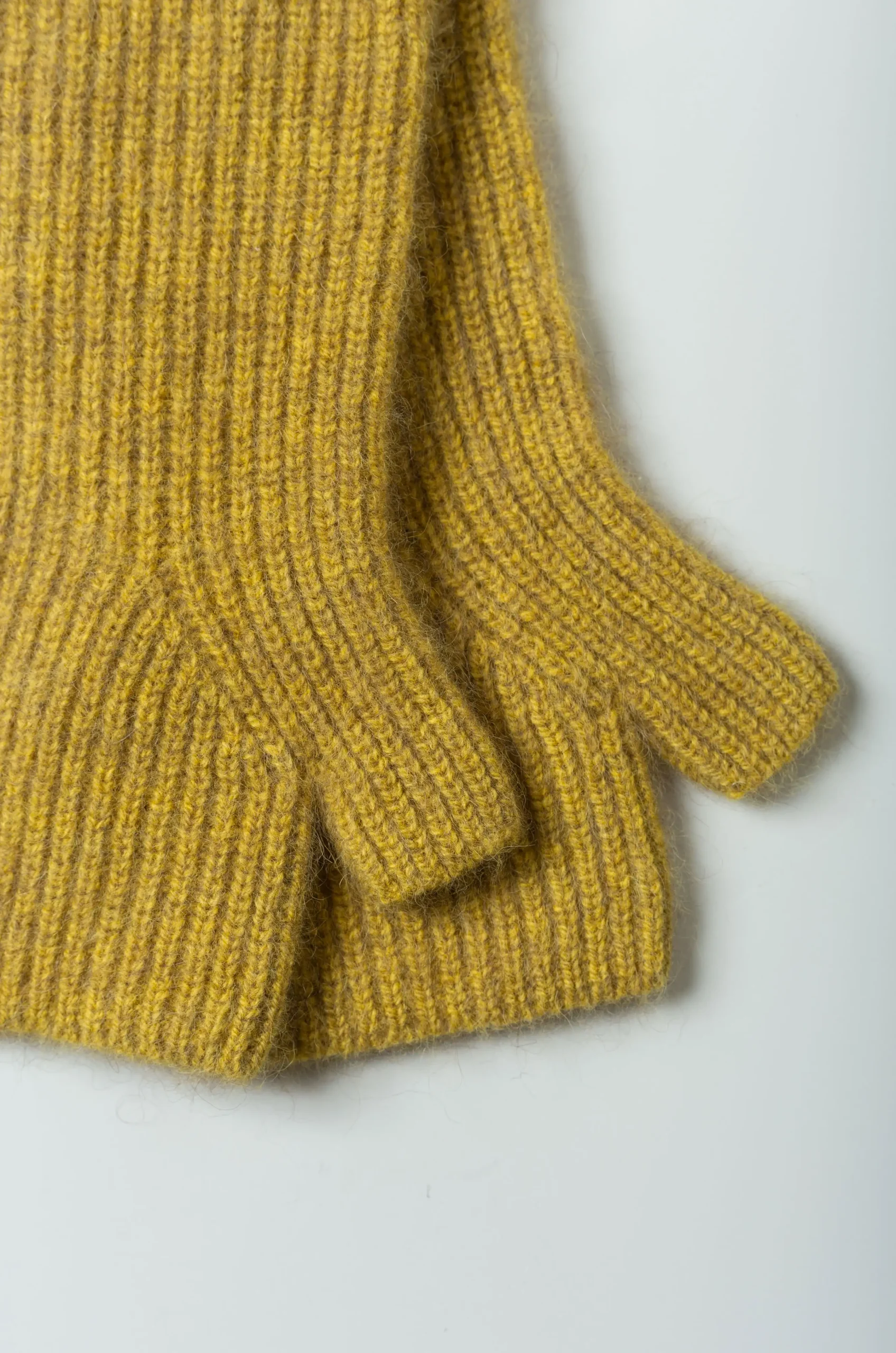 C.T. Plage – Ladies Arm Warmer 5565L-52 – Yellow 6 C.T. Plage – Ladies Arm Warmer 5565L-52 – Yellow – Image 4