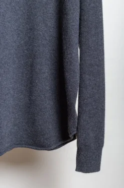 Extreme Cashmere – N°53 Crew Hop Sweater – Shadow -Salomon Boutique rdv extreme cashmere 20 scaled 1