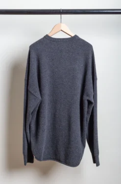 Extreme Cashmere – N°53 Crew Hop Sweater – Shadow -Salomon Boutique rdv extreme cashmere 21 scaled 1