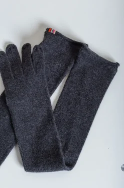 Extreme Cashmere – N°241 Opera Gloves – Shadow -Salomon Boutique rdv extreme cashmere 79 scaled 1