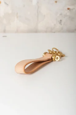 Hender Scheme – Key Hook LI-RC-KSK – Natural -Salomon Boutique rdv hender scheme 98 scaled 1