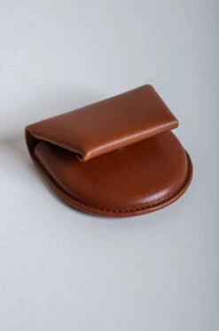 Hender Scheme – Coin Case QN-RC-CNC – Brown -Salomon Boutique rdv henderscheme 42 scaled 1