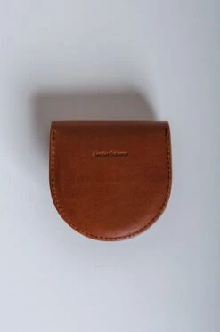 Hender Scheme – Coin Case QN-RC-CNC – Brown -Salomon Boutique rdv henderscheme 43 scaled 1