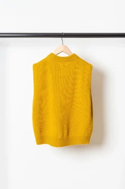 Labo.art – Gilet Brio Knitwear – Mustard -Salomon Boutique rdv laboart 18 scaled 1