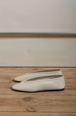 Le Monde Béryl – Luna Slipper Leather – Ecru 13 Le Monde Béryl – Luna Slipper Leather – Ecru -Salomon Boutique rdv lemonde 01 scaled 1