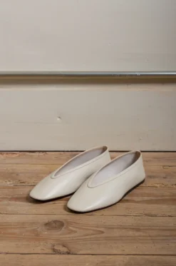 Le Monde Béryl – Luna Slipper Leather – Ecru 14 Le Monde Béryl – Luna Slipper Leather – Ecru -Salomon Boutique rdv lemonde 02 scaled 1