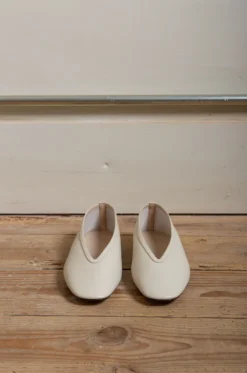 Le Monde Béryl – Luna Slipper Leather – Ecru 15 Le Monde Béryl – Luna Slipper Leather – Ecru -Salomon Boutique rdv lemonde 03 scaled 1