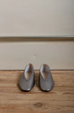 Le Monde Béryl – Luna Slipper Leather – Silver 15 Le Monde Béryl – Luna Slipper Leather – Silver -Salomon Boutique rdv lemonde 08 scaled 1