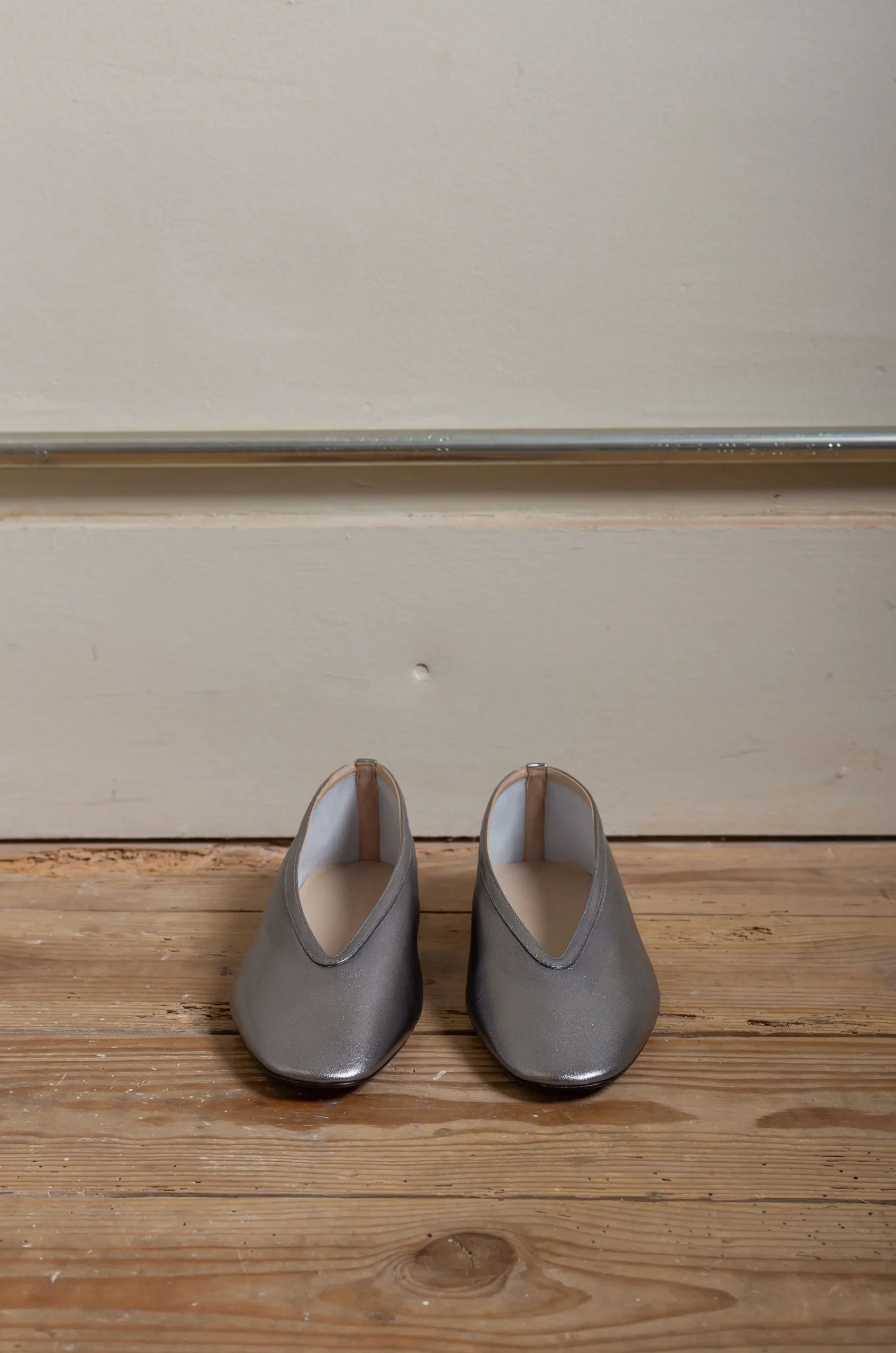 Le Monde Béryl – Luna Slipper Leather – Silver 9 Le Monde Béryl – Luna Slipper Leather – Silver – Image 7