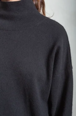 OYUNA – Knitted Oversized High Neck Sweater – KOTTO Black -Salomon Boutique rdv oyuna 32 scaled 1